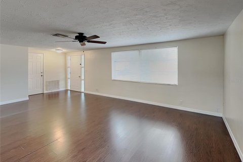 Villa ou maison à louer à New Port Richey, Floride: 3 chambres, 141.68 m2 № 2110905 - photo 2