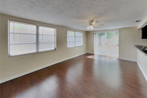 Villa ou maison à louer à New Port Richey, Floride: 3 chambres, 141.68 m2 № 2110905 - photo 4