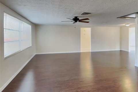 Villa ou maison à louer à New Port Richey, Floride: 3 chambres, 141.68 m2 № 2110905 - photo 3