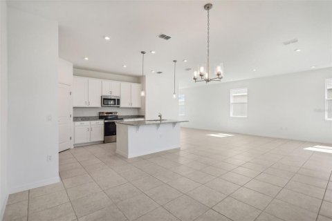 House in Palm Bay, Florida 4 bedrooms, 214.88 sq.m. № 2207540 - photo 9