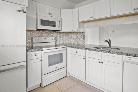 Copropriété à louer à Pompano Beach, Floride: 2 chambres, 100.33 m2 № 2000694 - photo 14