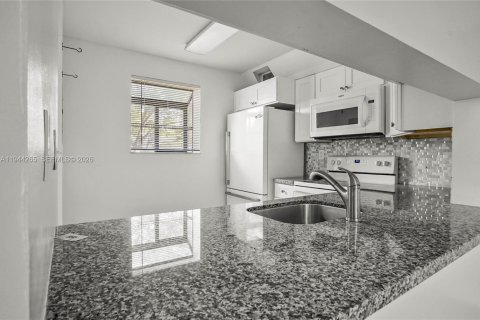 Copropriété à louer à Pompano Beach, Floride: 2 chambres, 100.33 m2 № 2000694 - photo 17