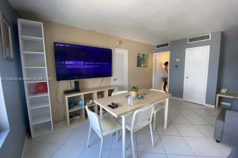 Condo in Miami Beach, Florida  № 1935729 - photo 6