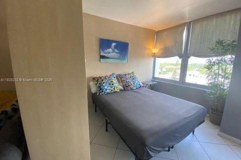 Condo in Miami Beach, Florida  № 1935729 - photo 17