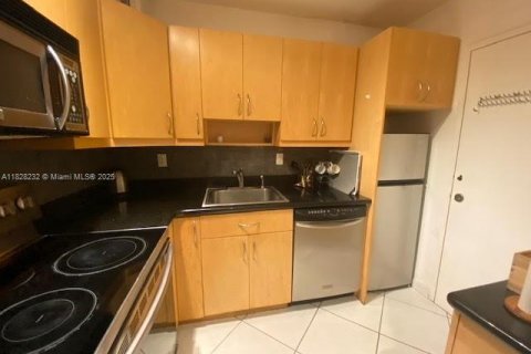 Condo in Miami Beach, Florida  № 1935729 - photo 13