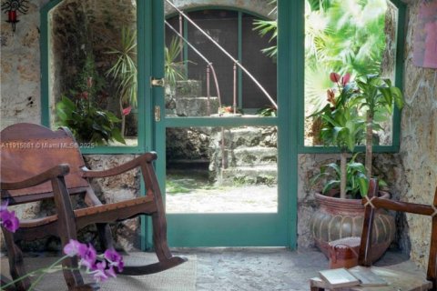 Villa ou maison à vendre à Coral Gables, Floride: 1 chambre, 62.06 m2 № 1971939 - photo 3