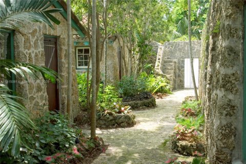 Villa ou maison à vendre à Coral Gables, Floride: 1 chambre, 62.06 m2 № 1971939 - photo 18