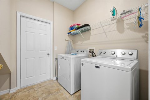 House in Kissimmee, Florida 6 bedrooms, 269.51 sq.m. № 2423685 - photo 11