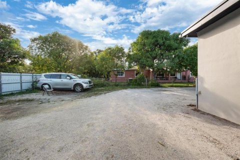 Propiedad comercial en venta en North Miami, Florida, 170.2 m2 № 1968218 - foto 29