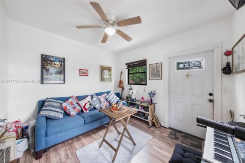 Propiedad comercial en venta en North Miami, Florida, 170.2 m2 № 1968218 - foto 11