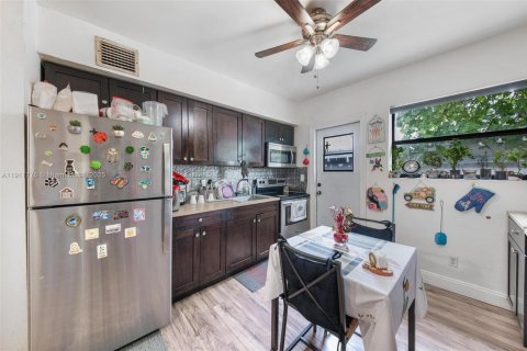 Propiedad comercial en venta en North Miami, Florida, 170.2 m2 № 1968218 - foto 4