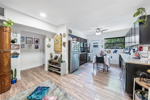 Propiedad comercial en venta en North Miami, Florida, 170.2 m2 № 1968218 - foto 15