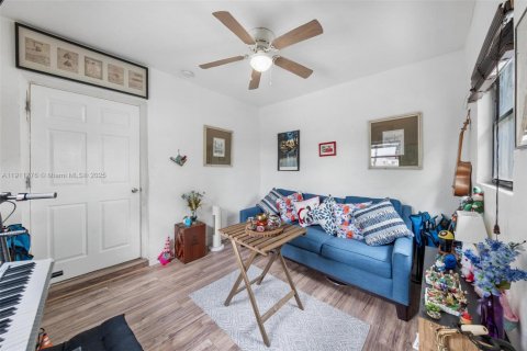 Propiedad comercial en venta en North Miami, Florida, 170.2 m2 № 1968218 - foto 13