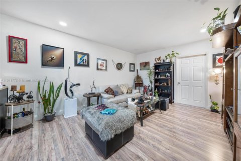 Propiedad comercial en venta en North Miami, Florida, 170.2 m2 № 1968218 - foto 10