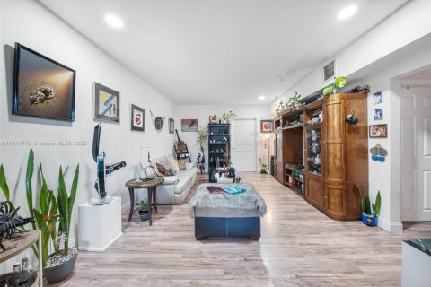 Propiedad comercial en venta en North Miami, Florida, 170.2 m2 № 1968218 - foto 9