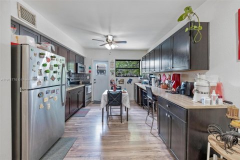 Propiedad comercial en North Miami, Florida 170.2 m2 № 1968218