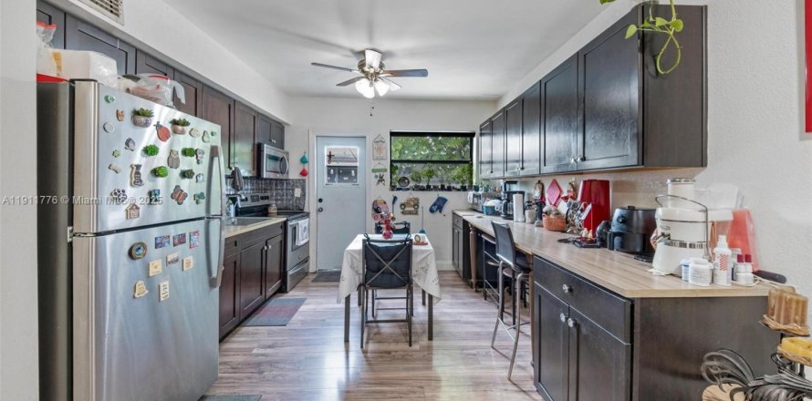 Propiedad comercial en North Miami, Florida 170.2 m2 № 1968218