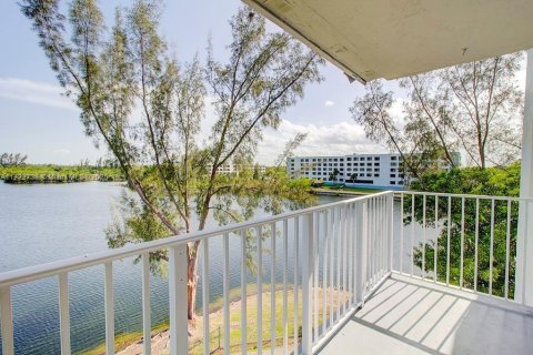 Condo in Cutler Bay, Florida, 2 bedrooms  № 1729789 - photo 1