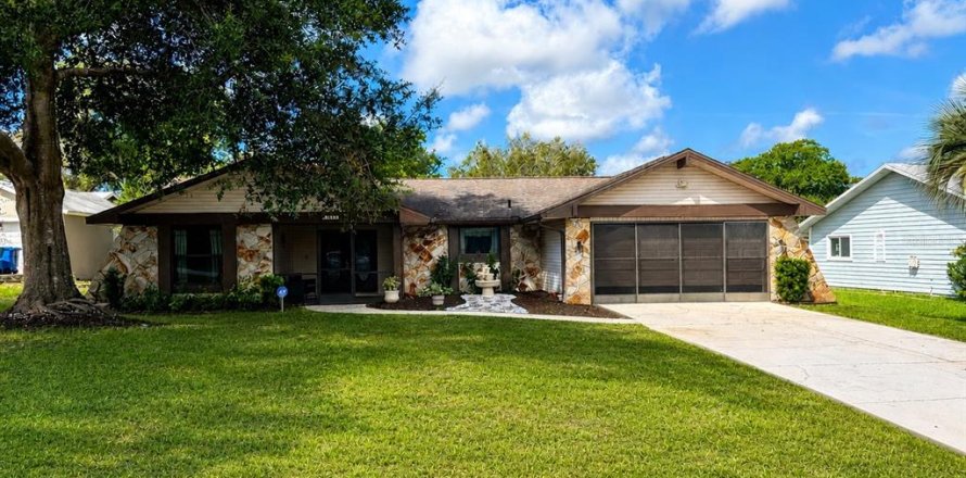 House in Weeki Wachee, Florida 3 bedrooms, 158.68 sq.m. № 2337376