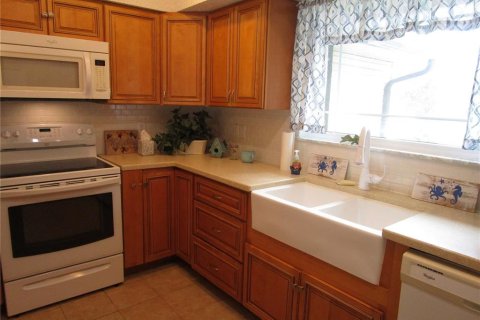 House in Weeki Wachee, Florida 3 bedrooms, 158.68 sq.m. № 2337376 - photo 11