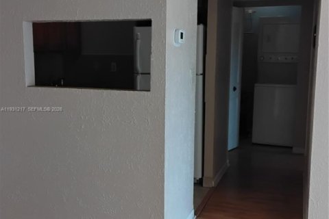 Condo in Hollywood, Florida, 1 bedroom  № 1995001 - photo 24