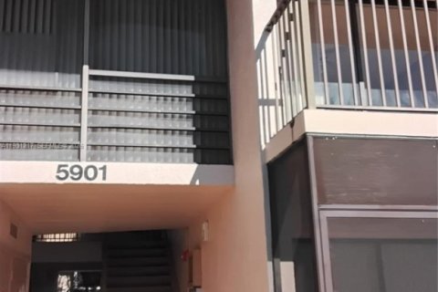 Condo in Hollywood, Florida, 1 bedroom  № 1995001 - photo 2