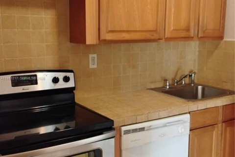 Condo in Hollywood, Florida, 1 bedroom  № 1995001 - photo 15