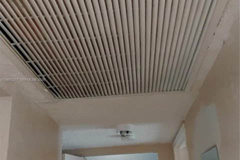 Condo in Hollywood, Florida, 1 bedroom  № 1995001 - photo 22