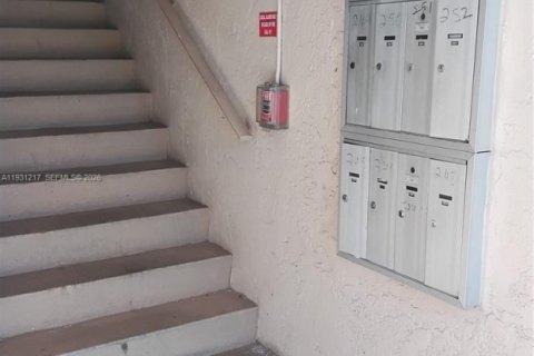 Condo in Hollywood, Florida, 1 bedroom  № 1995001 - photo 10