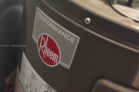 Condo in Hollywood, Florida, 1 bedroom  № 1995001 - photo 21