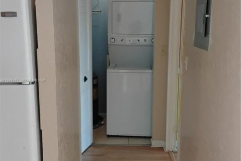 Condo in Hollywood, Florida, 1 bedroom  № 1995001 - photo 18