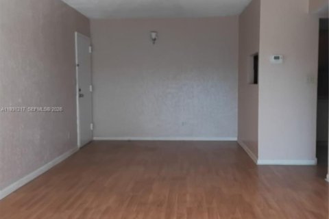 Condo in Hollywood, Florida, 1 bedroom  № 1995001 - photo 11