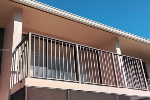 Condo in Hollywood, Florida, 1 bedroom  № 1995001 - photo 9