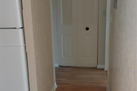 Condo in Hollywood, Florida, 1 bedroom  № 1995001 - photo 12