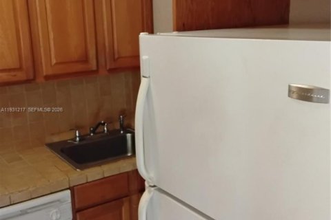 Condo in Hollywood, Florida, 1 bedroom  № 1995001 - photo 16