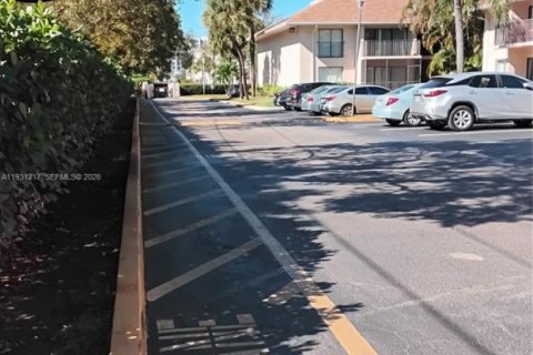 Condo in Hollywood, Florida, 1 bedroom  № 1995001 - photo 6