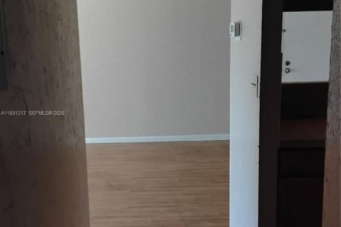 Condo in Hollywood, Florida, 1 bedroom  № 1995001 - photo 29