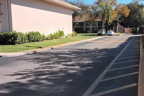 Condo in Hollywood, Florida, 1 bedroom  № 1995001 - photo 5