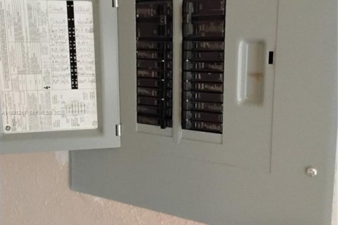 Condo in Hollywood, Florida, 1 bedroom  № 1995001 - photo 23