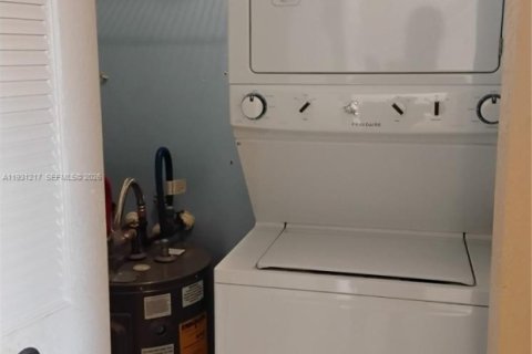 Condo in Hollywood, Florida, 1 bedroom  № 1995001 - photo 19