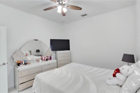 House in Lehigh Acres, Florida 3 bedrooms, 137.22 sq.m. № 1717239 - photo 8