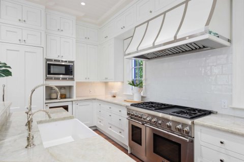 House in Palm Beach, Florida 3 bedrooms, 329.34 sq.m. № 2400000 - photo 10