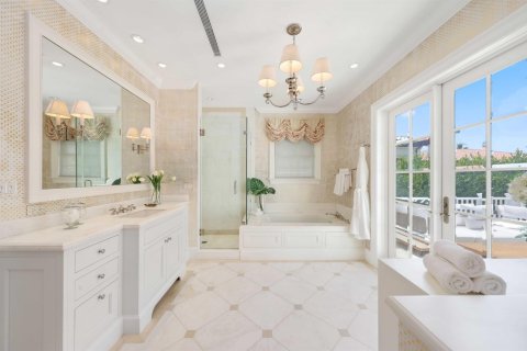 House in Palm Beach, Florida 3 bedrooms, 329.34 sq.m. № 2400000 - photo 24