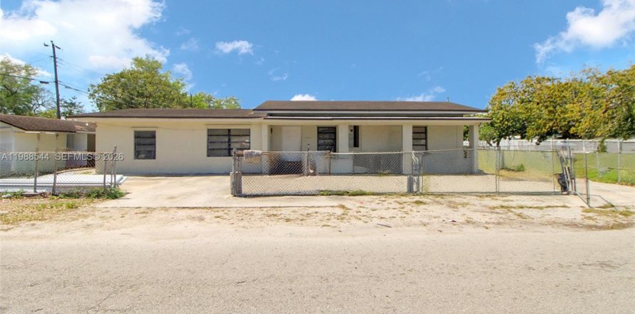 Дом в Майами, Флорида 5 спален, 121.79м2 № 2050691