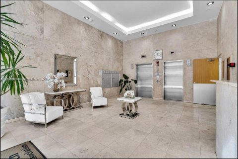 Condo in Surfside, Florida, 1 bedroom  № 1978151 - photo 7