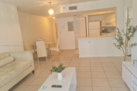Condo in Surfside, Florida, 1 bedroom  № 1978151 - photo 3