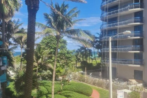 Condo in Surfside, Florida, 1 bedroom  № 1978151 - photo 9