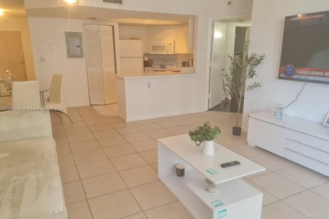 Condo in Surfside, Florida, 1 bedroom  № 1978151 - photo 2