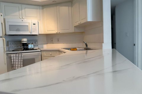 Condo in Surfside, Florida, 1 bedroom  № 1978151 - photo 1