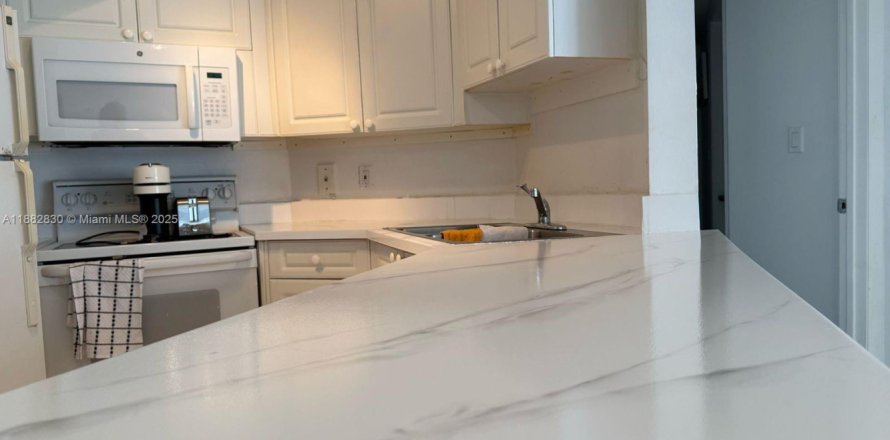 Condo in Surfside, Florida, 1 bedroom  № 1978151